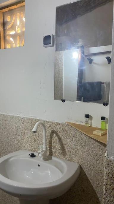 Petite Maison En Bord De Mer Palmarin Nguedj Kültér fotó